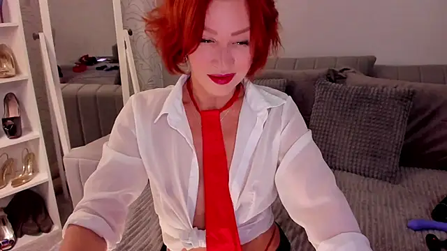 Jullia Moor online show from October 27, 2025, 1:17 am