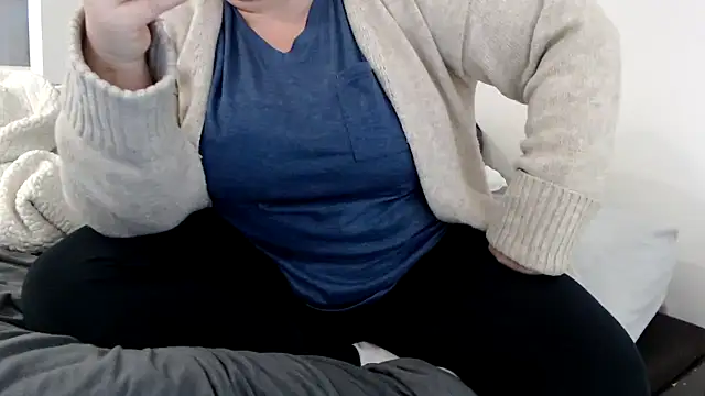 Snapshot of sweeti_Em chatting on February 8, 2026, 6:05 pm sweeti Em online show from February 8, 2026, 6:05 pm