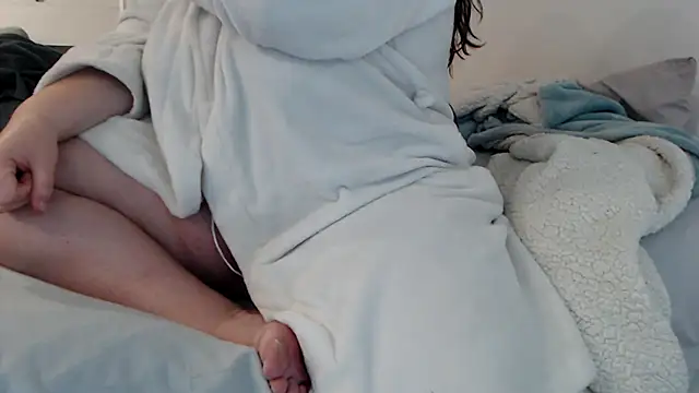 Snapshot of sweeti_Em chatting on February 16, 2026, 7:01 pm sweeti Em online show from February 16, 2026, 7:01 pm