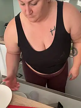 Snapshot of sweeti_Em chatting on February 22, 2026, 3:24 pm sweeti Em online show from February 22, 2026, 3:24 pm