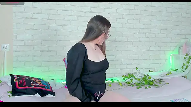 LinaKenny online show from November 13, 2025, 4:22 pm