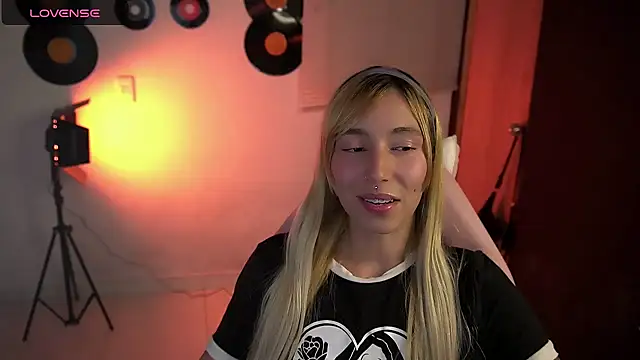 Saucy Jenn online show from April 19, 2026, 4:13 am