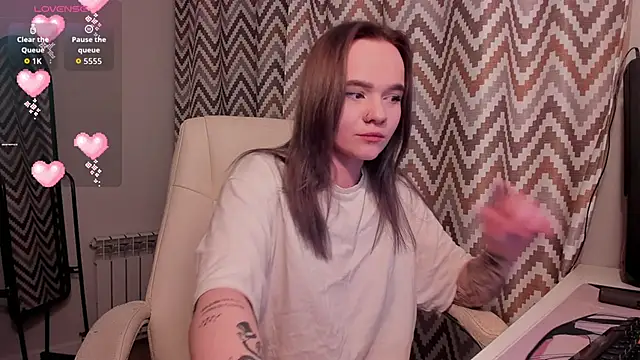 SarahRomantic online show from April 8, 2026, 7:04 pm