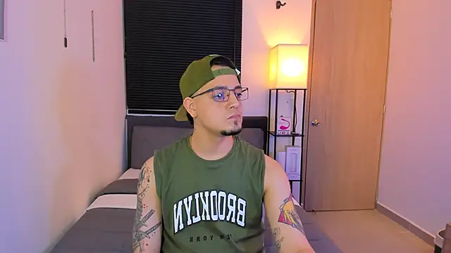 alejandro calderon1 online show from April 28, 2026, 3:33 am