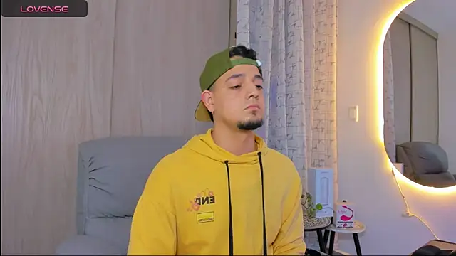 alejandro calderon1 online show from November 5, 2025, 4:26 am