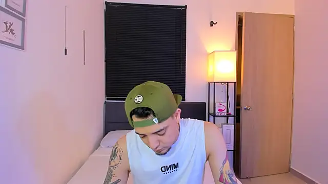 alejandro calderon1 online show from April 23, 2026, 7:04 am