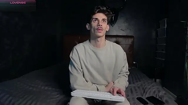 Snapshot of DanielCrush1 chatting on December 3, 2025, 2:16 pm DanielCrush1 online show from December 3, 2025, 2:16 pm