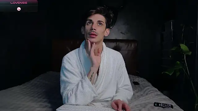 Snapshot of DanielCrush1 chatting on November 19, 2025, 5:13 pm DanielCrush1 online show from November 19, 2025, 5:13 pm