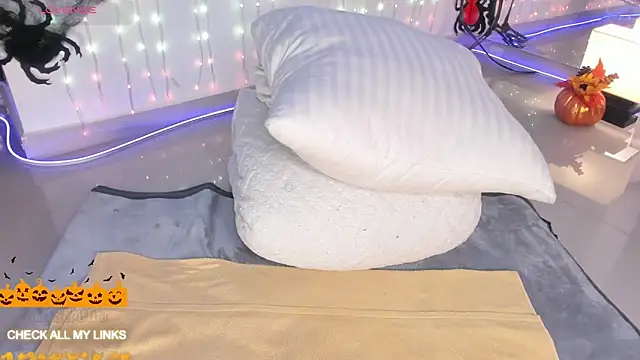 ohyesly  online show from October 7, 2025, 11:06 pm