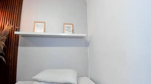 LANA-JONNES online show from November 7, 2025, 9:52 pm