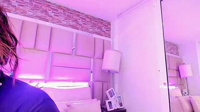 ShaniaBrownn online show from October 18, 2025, 6:21 pm