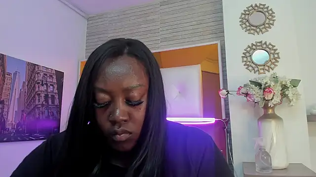 ShaniaBrownn online show from November 4, 2025, 8:01 pm