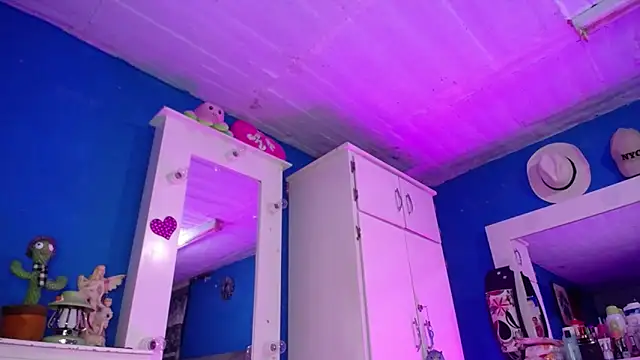 Lunahoney1 online show from October 18, 2025, 2:08 pm