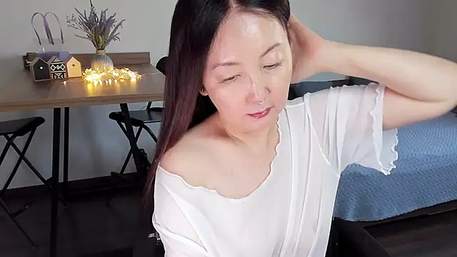 AvroraSakura online show from October 8, 2025, 12:07 pm