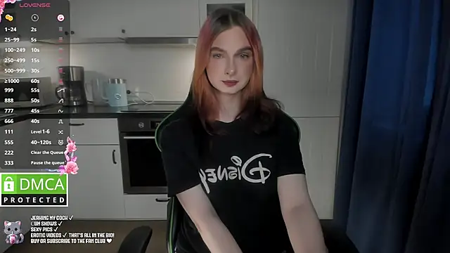 Snapshot of Lee_Loo chatting on January 1, 2025, 12:33 pm Lee Loo online show from January 1, 2025, 12:33 pm