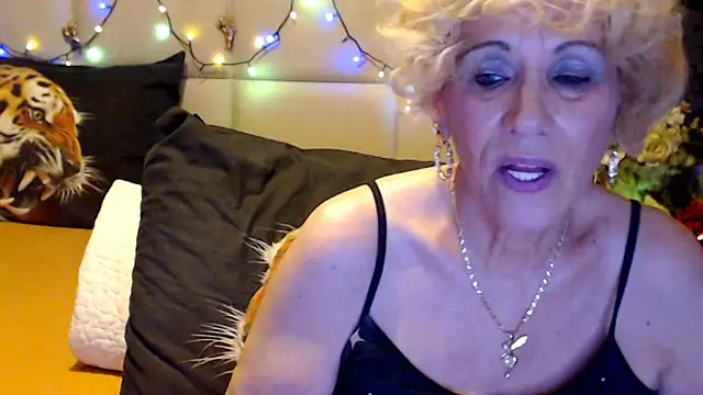 Snapshot of HappyWomanOn chatting on October 17, 2025, 6:10 pm HappyWomanOn online show from October 17, 2025, 6:10 pm