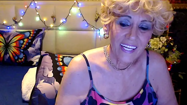 HappyWomanOn online show from November 3, 2025, 7:17 pm