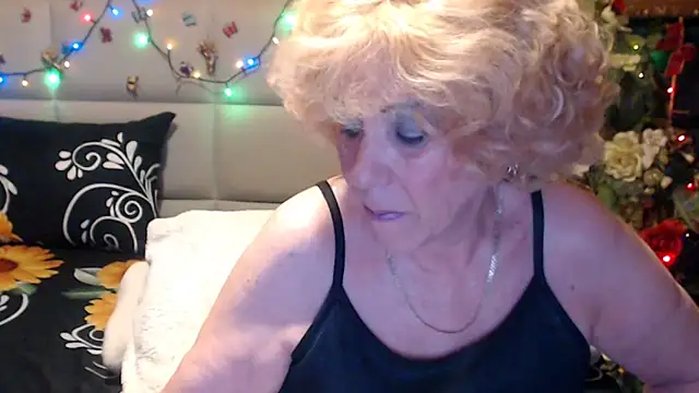 Snapshot of HappyWomanOn chatting on May 17, 2026, 9:09 am HappyWomanOn online show from May 17, 2026, 9:09 am
