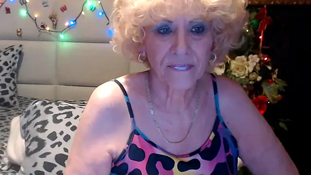 Snapshot of HappyWomanOn chatting on April 22, 2026, 9:27 am HappyWomanOn online show from April 22, 2026, 9:27 am