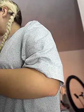 Irisweet  online show from February 25, 2026, 9:03 pm