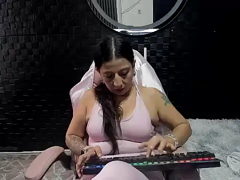 Snapshot of mature_sexi40 chatting on November 17, 2025, 12:20 pm mature sexi40 online show from November 17, 2025, 12:20 pm