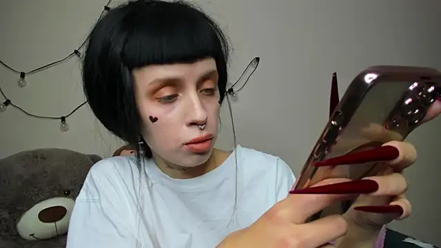 Snapshot of FlowerOfSin2001 chatting on October 11, 2025, 4:08 pm FlowerOfSin2001 online show from October 11, 2025, 4:08 pm