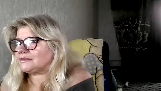 Snapshot of Diana_49 chatting on February 3, 2026, 8:30 am Diana 49 online show from February 3, 2026, 8:30 am