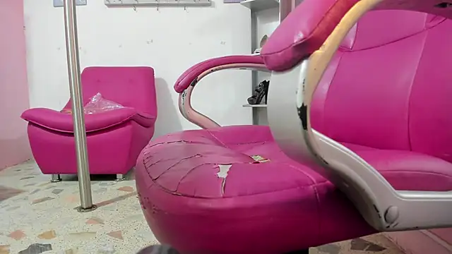 Snapshot of CAMILA--REY chatting on November 17, 2025, 12:09 pm CAMILA--REY online show from November 17, 2025, 12:09 pm