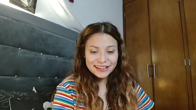 Snapshot of 3littleschoolteens chatting on May 19, 2026, 7:37 am 3littleschoolteens online show from May 19, 2026, 7:37 am