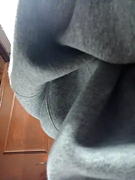 Snapshot of LunaZambrano chatting on October 15, 2025, 5:17 am LunaZambrano online show from October 15, 2025, 5:17 am