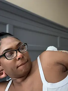 Snapshot of CandyLuxxxx chatting on July 5, 2026, 4:19 am CandyLuxxxx online show from July 5, 2026, 4:19 am