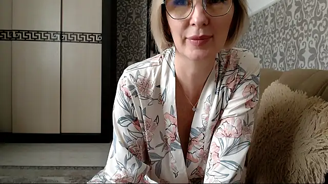 Snapshot of sensualEmilia chatting on May 14, 2026, 9:39 am sensualEmilia online show from May 14, 2026, 9:39 am