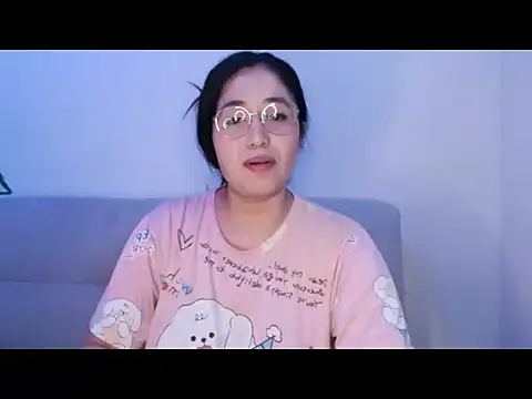 Snapshot of YummymeowW chatting on May 15, 2026, 2:37 pm YummymeowW online show from May 15, 2026, 2:37 pm