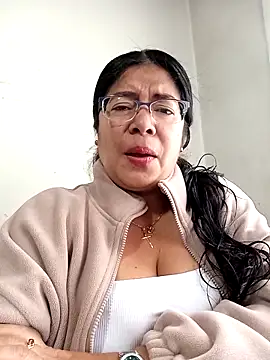   valentina18 online show from November 6, 2025, 1:37 pm