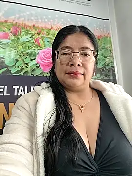   valentina18 online show from April 18, 2026, 1:24 pm