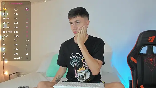 Snapshot of DustinLevine chatting on February 10, 2025, 12:39 pm DustinLevine online show from February 10, 2025, 12:39 pm