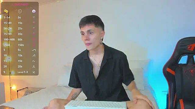 Snapshot of DustinLevine chatting on February 26, 2025, 11:52 pm DustinLevine online show from February 26, 2025, 11:52 pm