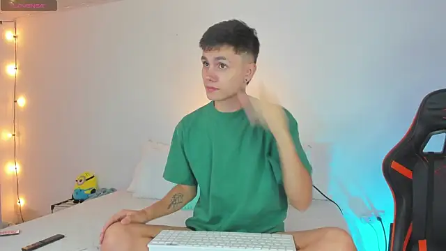 Snapshot of DustinLevine chatting on January 20, 2025, 12:49 pm DustinLevine online show from January 20, 2025, 12:49 pm