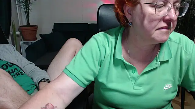 Snapshot of JoannaAndNeighbour chatting on October 14, 2025, 8:04 am JoannaAndNeighbour online show from October 14, 2025, 8:04 am