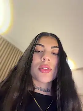 Sarasanders 4 online show from April 19, 2026, 4:13 am