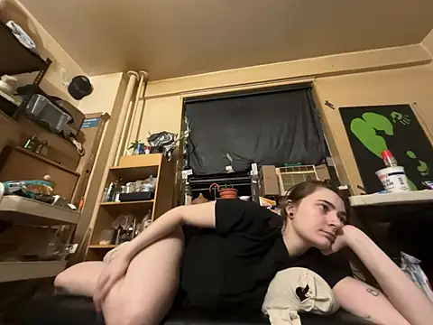 Snapshot of Snowbunnycake_131 chatting on June 25, 2026, 4:32 am Snowbunnycake 131 online show from June 25, 2026, 4:32 am