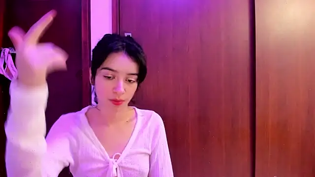 Snapshot of _Lunnaa_ chatting on February 3, 2025, 1:19 am Lunnaa online show from February 3, 2025, 1:19 am
