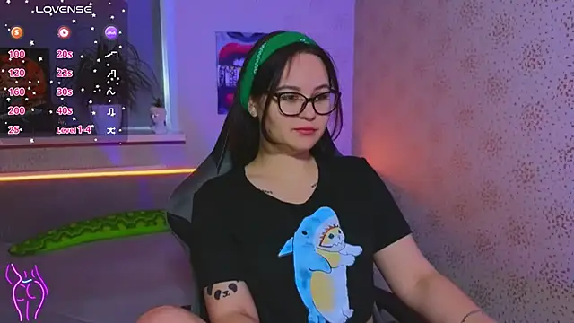 EsterLogan online show from October 13, 2025, 6:48 am