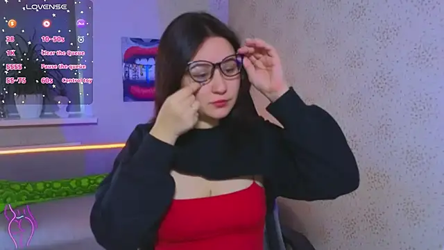 EsterLogan online show from November 1, 2025, 9:47 am