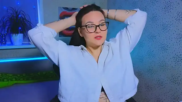 EsterLogan online show from November 21, 2025, 9:52 am