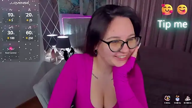 Snapshot of EsterLogan chatting on January 31, 2025, 8:54 am EsterLogan online show from January 31, 2025, 8:54 am