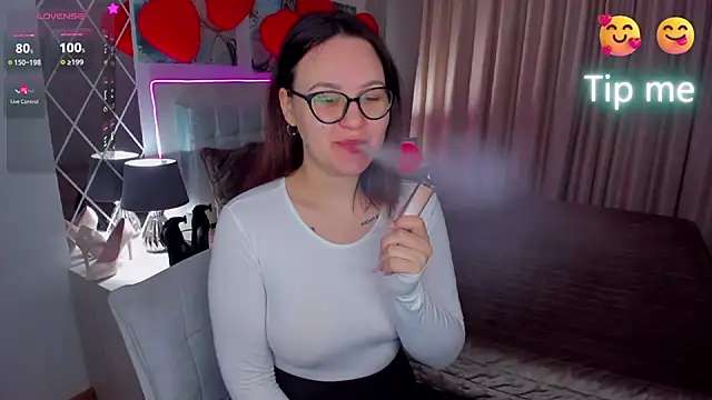 Snapshot of EsterLogan chatting on February 18, 2025, 5:42 am EsterLogan online show from February 18, 2025, 5:42 am