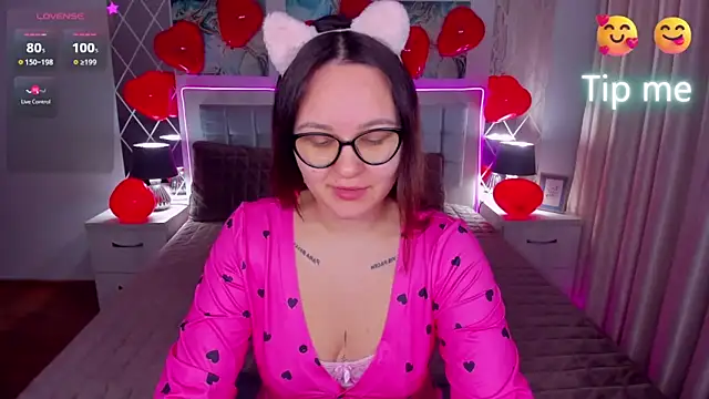 Snapshot of EsterLogan chatting on February 14, 2025, 8:31 am EsterLogan online show from February 14, 2025, 8:31 am