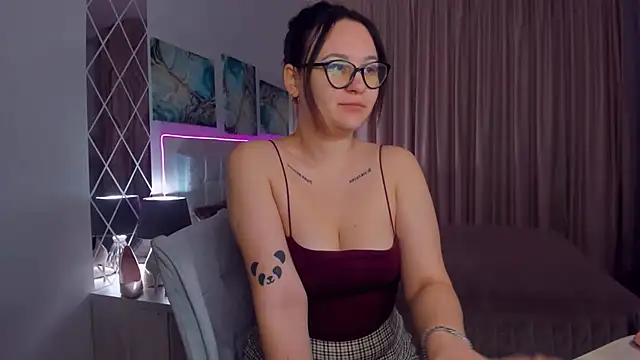 Snapshot of EsterLogan chatting on January 20, 2025, 8:19 am EsterLogan online show from January 20, 2025, 8:19 am