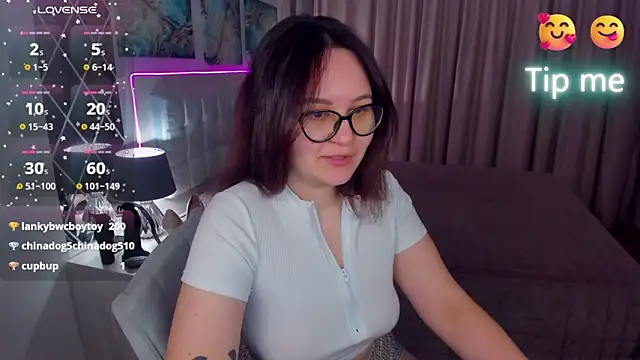 Snapshot of EsterLogan chatting on February 2, 2025, 11:51 am EsterLogan online show from February 2, 2025, 11:51 am